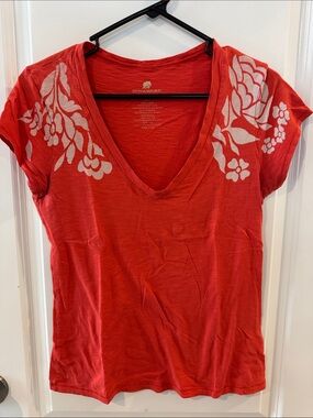 Banana Republic Women's Red V-Neck Tee with White Floral Shoulder Prints